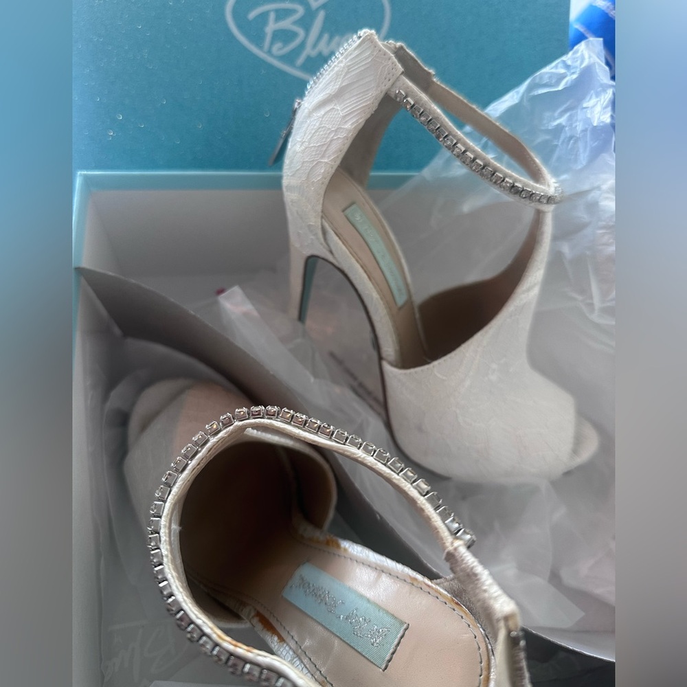 Betsey Johnson Ivory Fab Heels- size 6.5